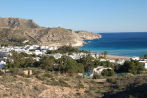 Agua Amarga, ein fast ursprüngliches Fischerdorf, zwischen zwei Felswände eingebettet.